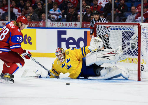 Denis Golubev, Ryssland, gör 0-2 bakom Robin Lehner,