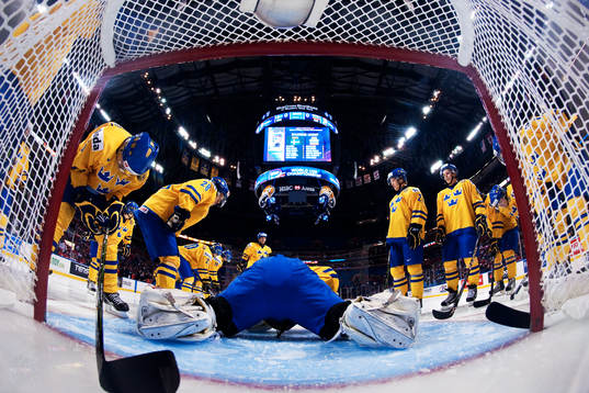 De svenska spelarna står samlade runt Robin Lehner,
