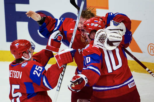 Yevgeni Kuznetsov och Vladimir Tarasenko omfamnar Dmitri