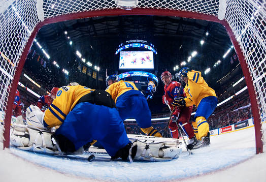Sergei Kalinin, Ryssland, gör 3-3 bakom Robin Lehner,