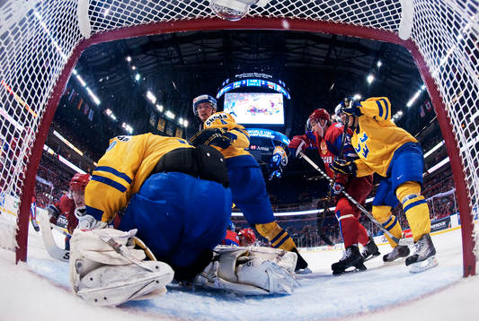 Tim Erixon, Sverige, ser 3-3-pucken ligga bakom Robin