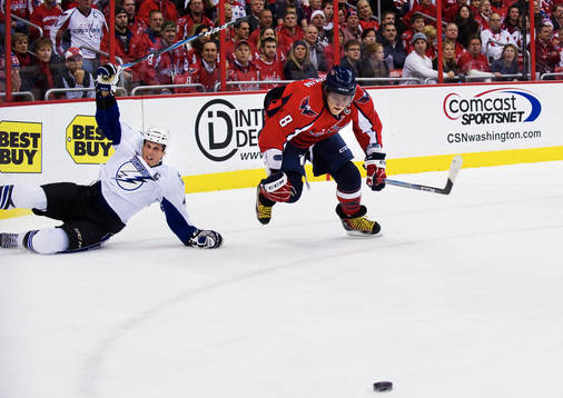 Vincent Lecavalier, Tampa Bay, faller i en närkamp med