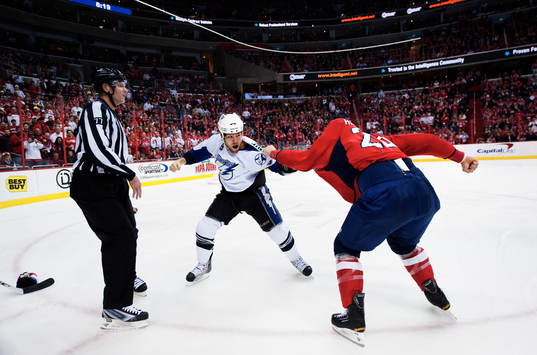 Steve Downie, Tampa Bay, slåss mot Matt Hendricks,
