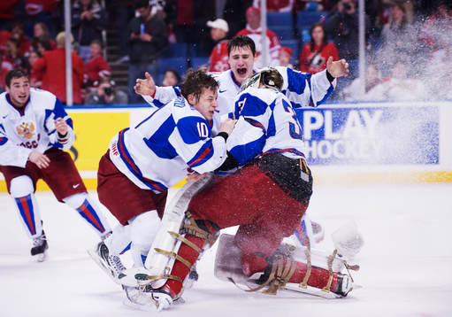 Vladimir Tarasenko och Dmitri Orlov omfamnar Igor Bobkov,
