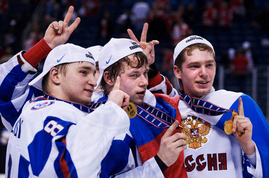 Vladimir Tarasenko, Ryssland, står i mitten. Guld, medalj