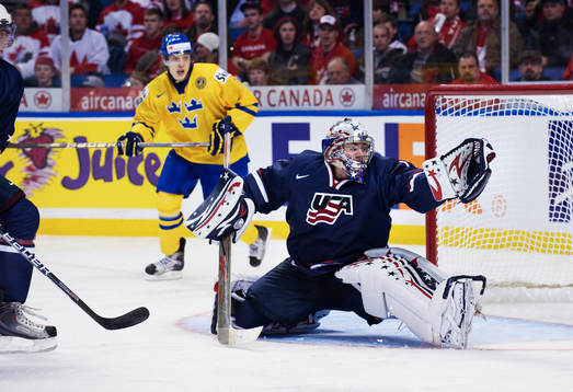 Jack Campbell, målvakt, USA, räddar ett skott