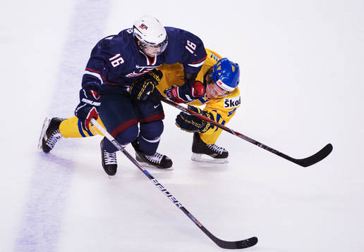 Jason Zucker, USA, kämpar mot Tim Erixon, Sverige