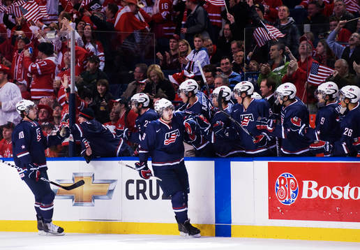 Chris Kreider, USA, gratuleras till sitt 1-1-mål. Jubel