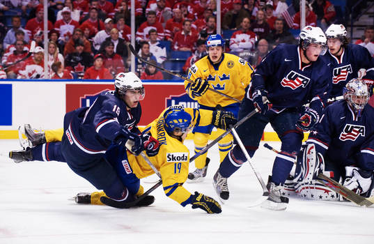 Chris Kreider, USA, och Calle Järnkrok, Sverige, faller i
