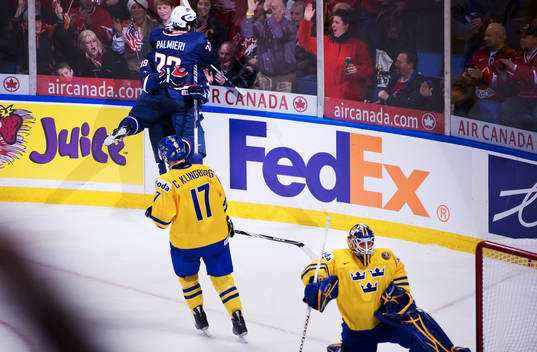 Kyle Palmieri och Chris Kreider, USA, kramar om varandra