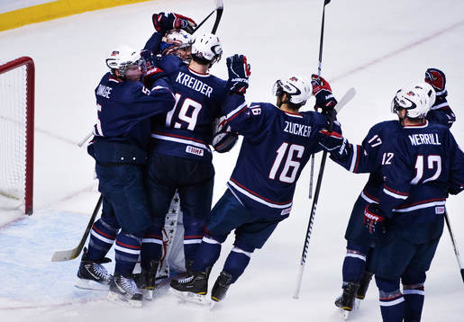 USA:s spelare omfamnar målvakten