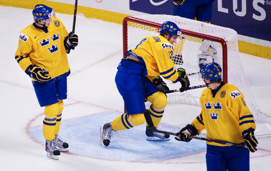 Johan Sundström, Sverige, slår sönder sin klubba mot