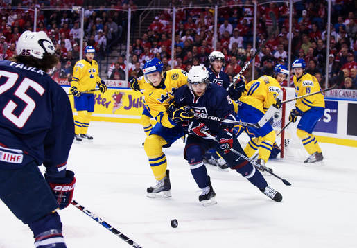 Carl Klingberg, Sverige, och Jason Zucker, USA, kämpar om