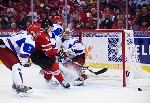 Zack Kassian, Kanada, missar ett läge mot Igor Bobkov,
