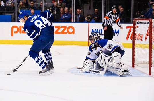 Mikhail Grabovski, Toronto, snurrar runt och fintar bort Ty