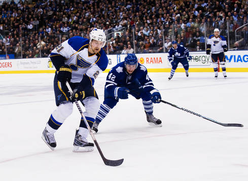 Patrik Berglund, St Louis, tar sig förbi Tyler Bozak,