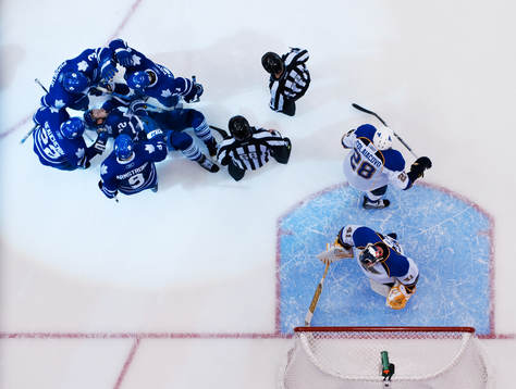 Kris Versteeg, Toronto, ligger på marken och gratuleras