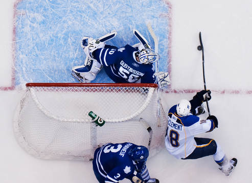 Jay McClement, St Louis, rundar målet in mot Jonas