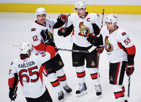 Daniel Alfredsson, Ottawa, gratuleras till sitt 0-1-mål