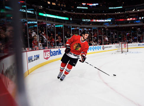 Niklas Hjalmarsson, Chicago, trixar med pucken på
