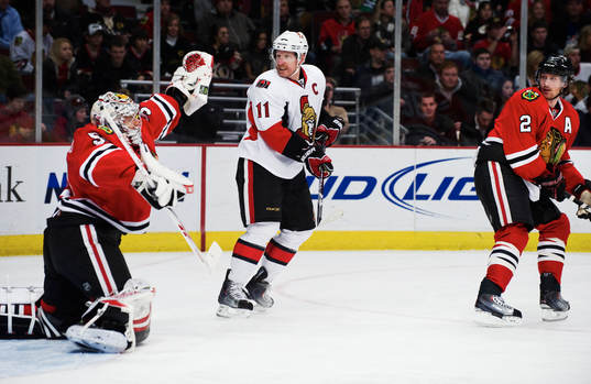 Corey Crawford, Chicago, räddar ett skott framför Daniel