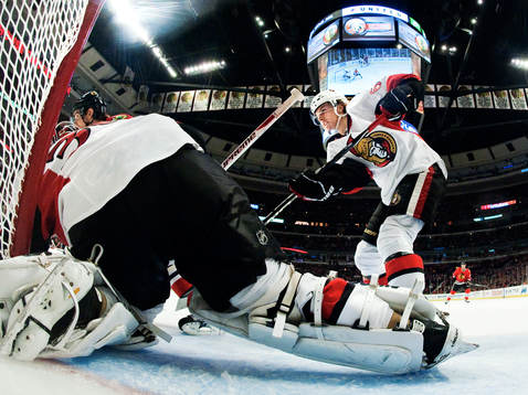Erik Karlsson, Ottawa, skyddar målet