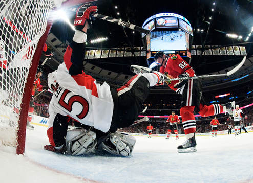 Tomas Kopecky, Chicago, trycker in Brian Lee, Ottawa, i
