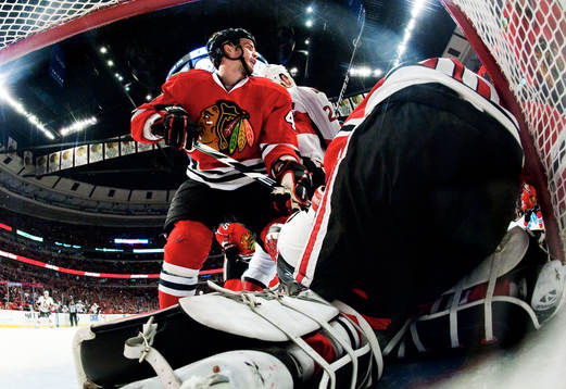 Niklas Hjalmarsson, Chicago, är framme och oroar