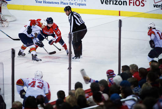 Nicklas Bäckström, Washington, tekar mot Marty Reasoner,