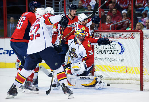 Eric Fehr, Washington, gör 1-1 bakom Scott Clemmensen,