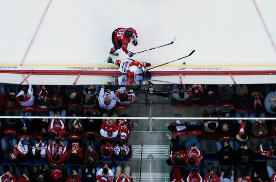 Nicklas Bäckström, Washington, tacklar Jason Garrison,