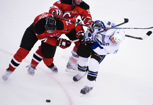 Henrik Tallinder, New Jersey, stoppar Vincent Lecavalier,