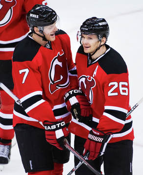 Henrik Tallinder gratulerar Patrik Elias, New Jersey, till