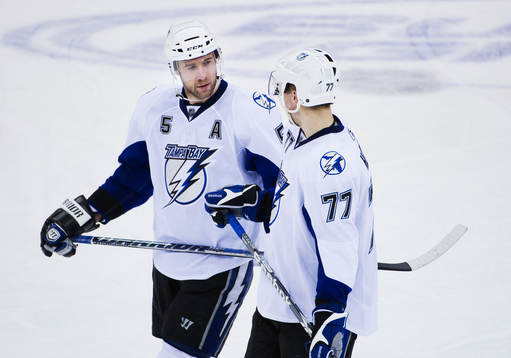 Mattias Öhlund pratar med Victor Hedman, Tampa Bay