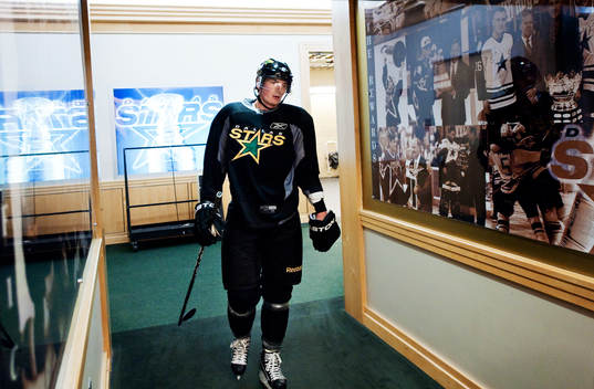 Loui Eriksson går in till omklädningsrummet