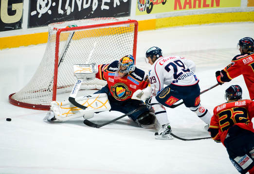Mark Owuya, målvakt, Djurgården och Erik Lindhagen,
