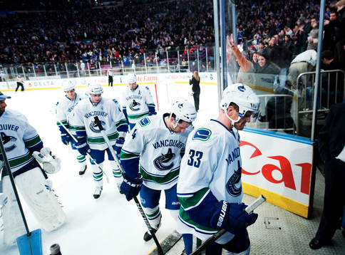 Henrik Sedin och hans medspelare i Vancouver lämnar isen