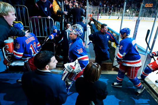 Henrik Lundqvist, målvakt, New York Rangers, lämnar isen