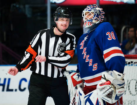Marcus Vinnerborg, domare, pratar med Henrik Lundqvist,