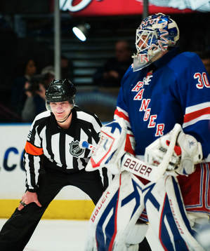Marcus Vinnerborg, domare, pratar med Henrik Lundqvist,