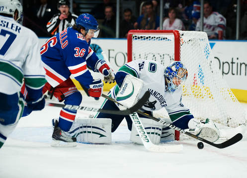 Mats Zuccarello, New York Rangers, oroar framför Cory
