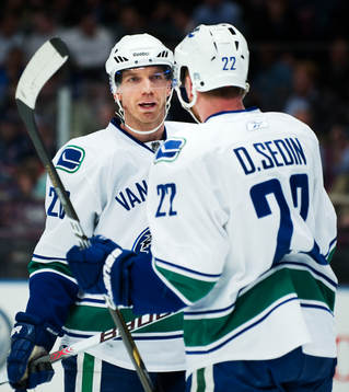 Mikael Samuelsson pratar med Daniel Sedin, Vancouver