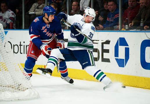 Dan Girardi, New York Rangers, utmanar Henrik Sedin,