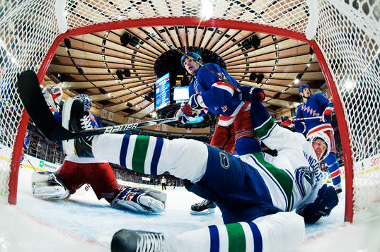 Brian Boyle, New York Rangers, trycker in Henrik Sedin,