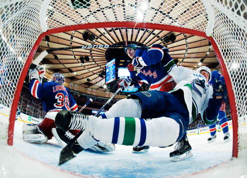 Brian Boyle, New York Rangers, trycker in Henrik Sedin,