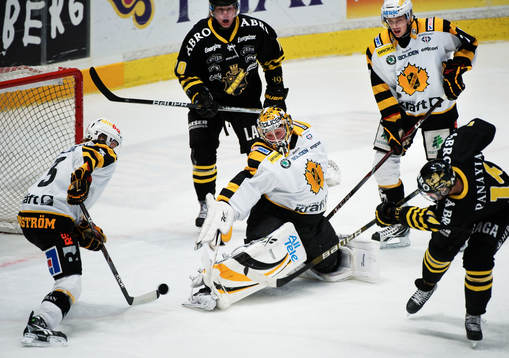 Daniel Rudslätt, AIK, skjuter mot Andreas Hadelöv,