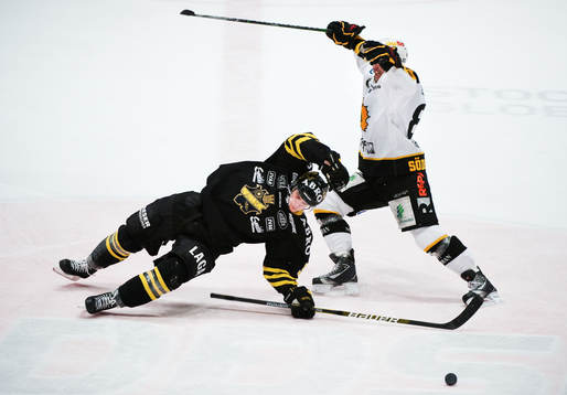 Stefan Johansson, AIK, faller i en närkamp med Christian
