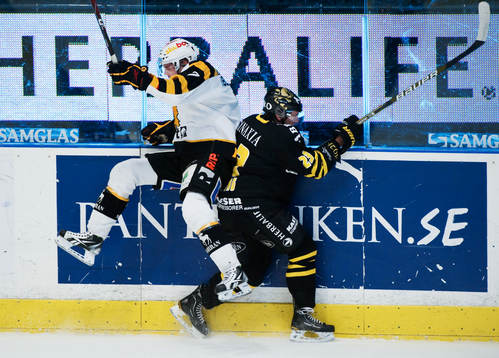 David Rundblad, Skellefteå, tacklar Jonas Liwing, AIK