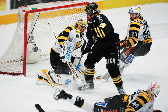 Richard Gynge, AIK, oroar framför Andreas Hadelöv,