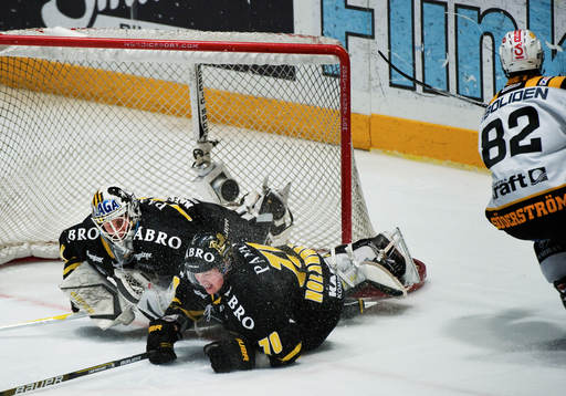 Viktor Fasth, målvakt, och Peter Nolander, AIK, åker in i